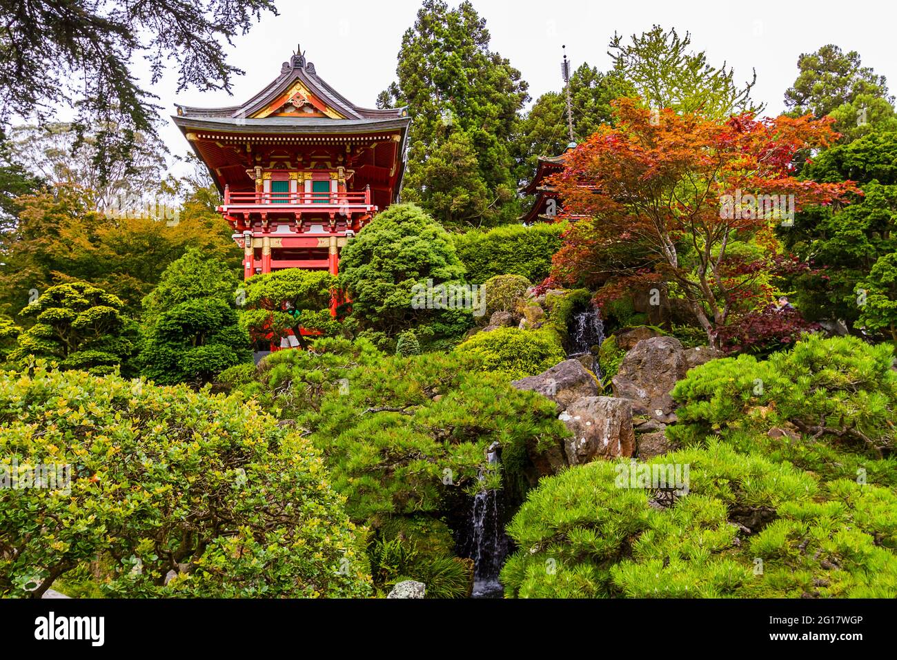 Roter buddhistischer Tempel im japanischen Teegarten (Golden Gate Park) Stockfoto