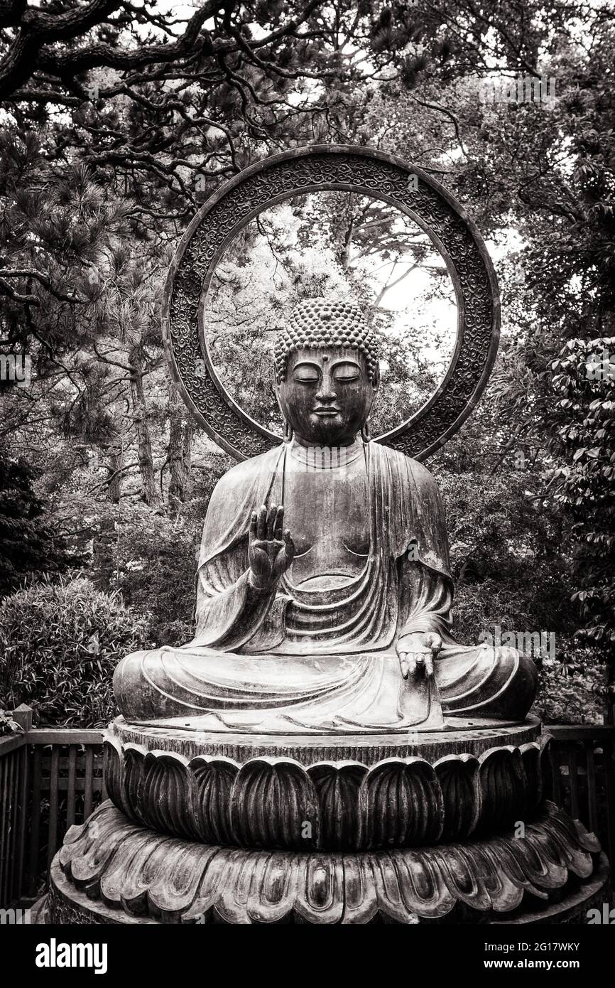 Die Buddha-Statue im Japanischen Teegarten (Golden Gate Park), San Francisco in Schwarz und Weiß Stockfoto
