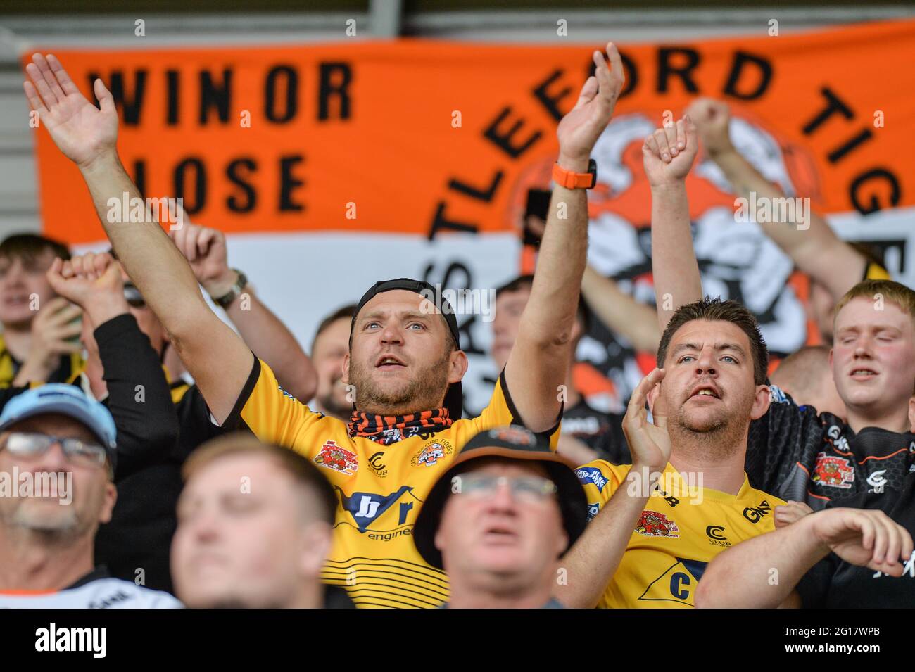 Leigh, England - 5. Juni 2021 Castleford Tigers-Anhänger feiern Versuch während der Rugby League Betfred Challenge Cup Halbfinale Castleford Tigers vs Warrington Wolves im Leigh Sports Village, Leigh, Großbritannien Dean Williams/Alamy Live News Stockfoto