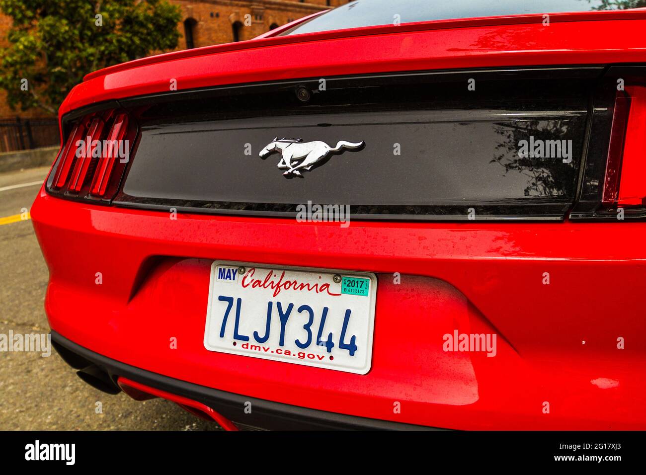 Nahaufnahme der kalifornischen Rückwand eines roten Ford Mustang in San Francisco Stockfoto