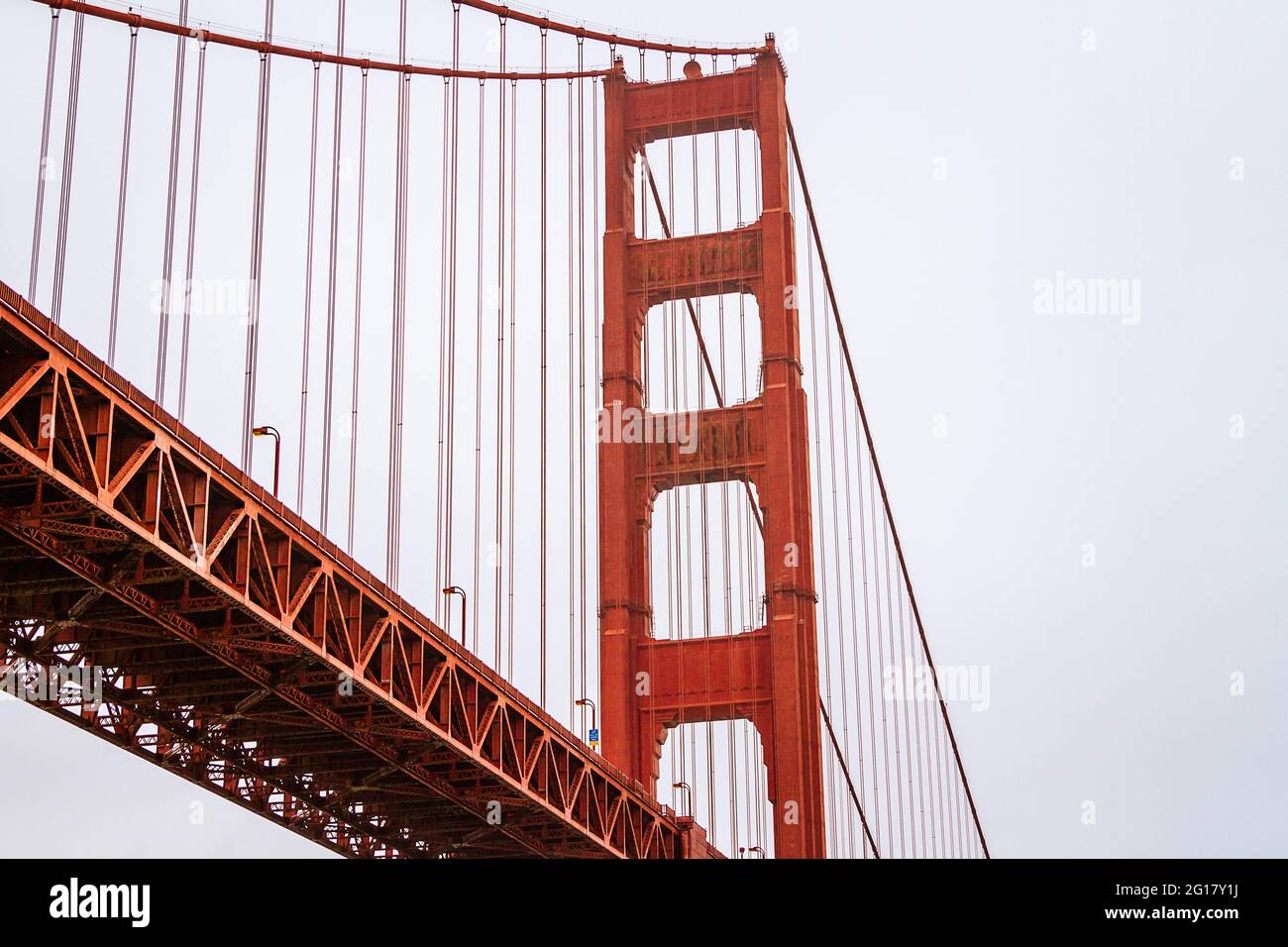 Nahaufnahme der Golden Gate Bridge an einem bewölkten Tag in San Francisco Stockfoto