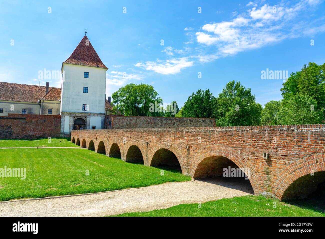 Berühmte Nadasdy Burg Festung in Sarvar Ungarn an einem schönen Sommertag. Stockfoto