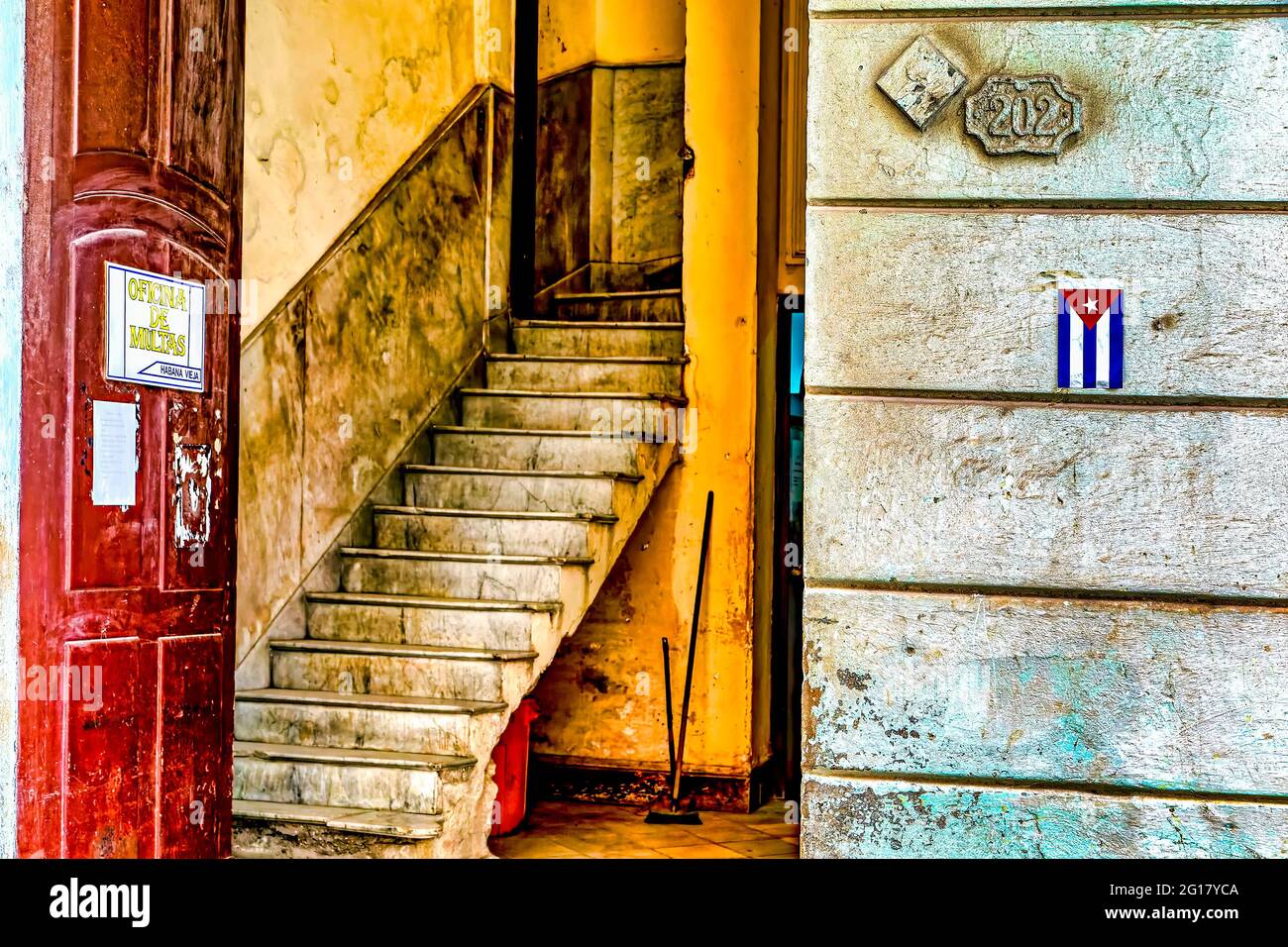 Treppe in einem alten Bürogebäude in Havanna, Kuba Stockfoto