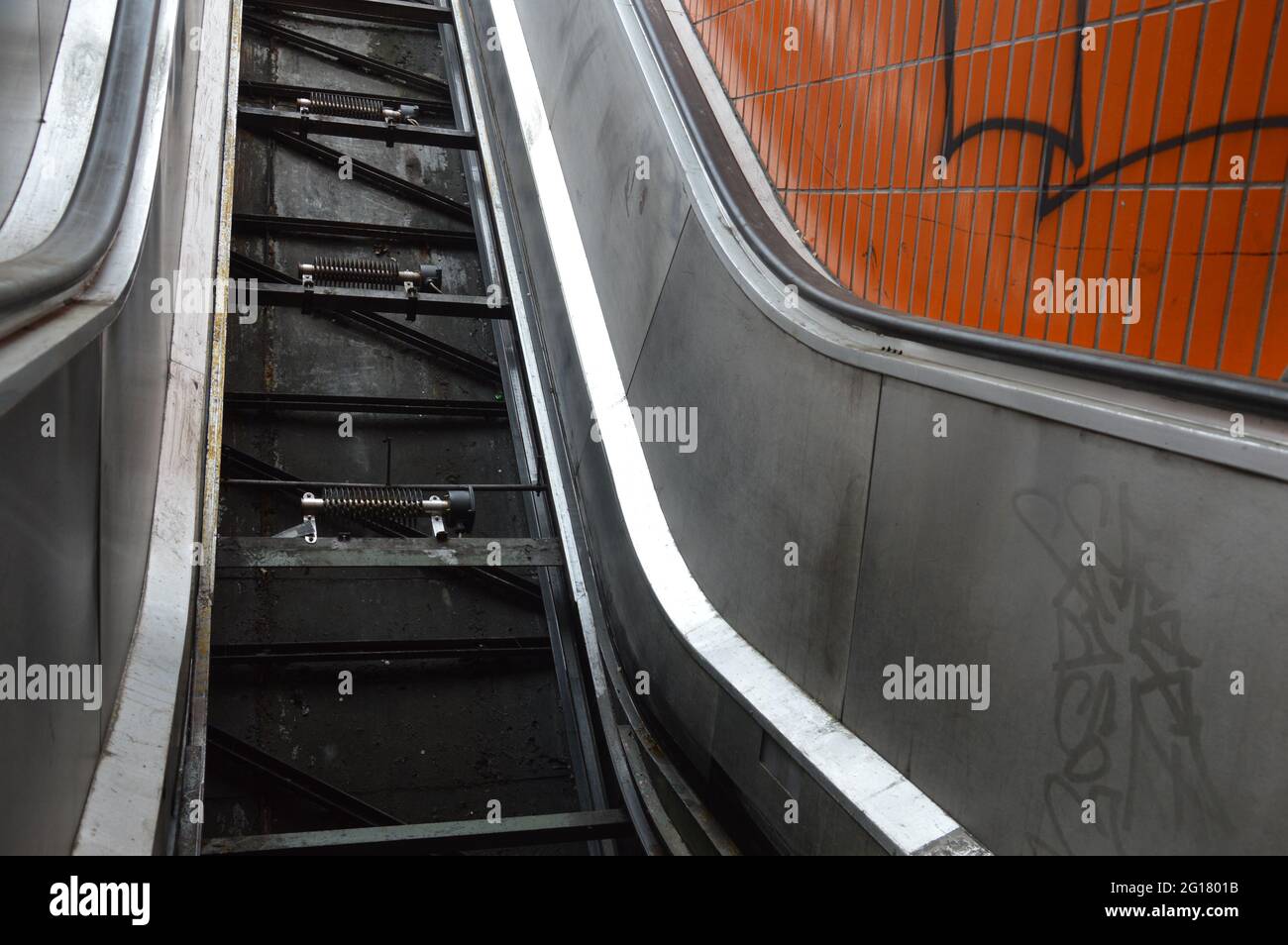 Eine Rolltreppe mit abgenommenen Stufen - Messedamm, Berlin, Deutschland - 4. Juni 2021. Stockfoto