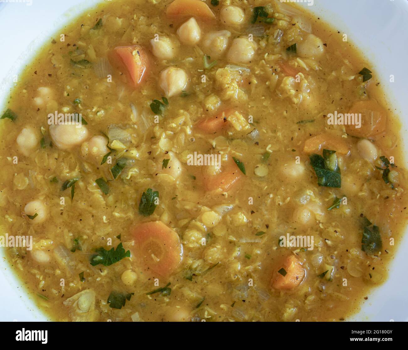 Hausgemachte vegane Suppe mit roten Linsen und Kichererbsen Stockfoto