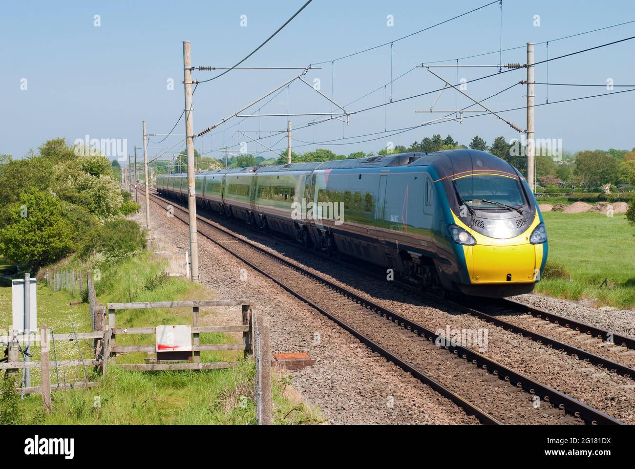 Avanti West Coast pendolino der Klasse 390 auf einem Euston-Service von Manchester nach London in Prestbury, CHESHREE. Stockfoto