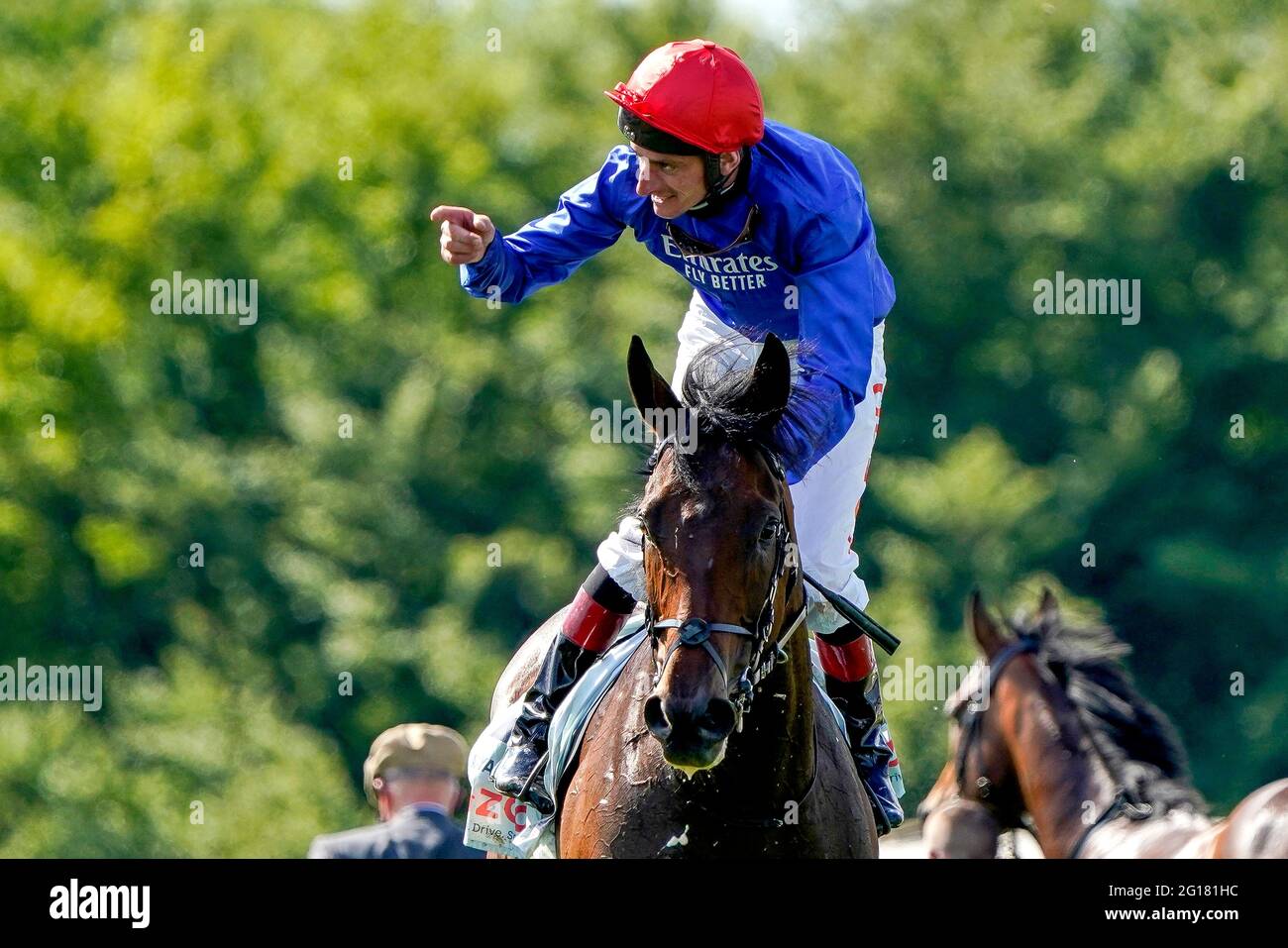 Adam Kirby feiert auf Adayar nach dem Gewinn des Cazoo Derby am zweiten Tag des Cazoo Derby Festivals auf der Epsom Racecourse. Bilddatum: Samstag, 5. Juni 2021. Stockfoto