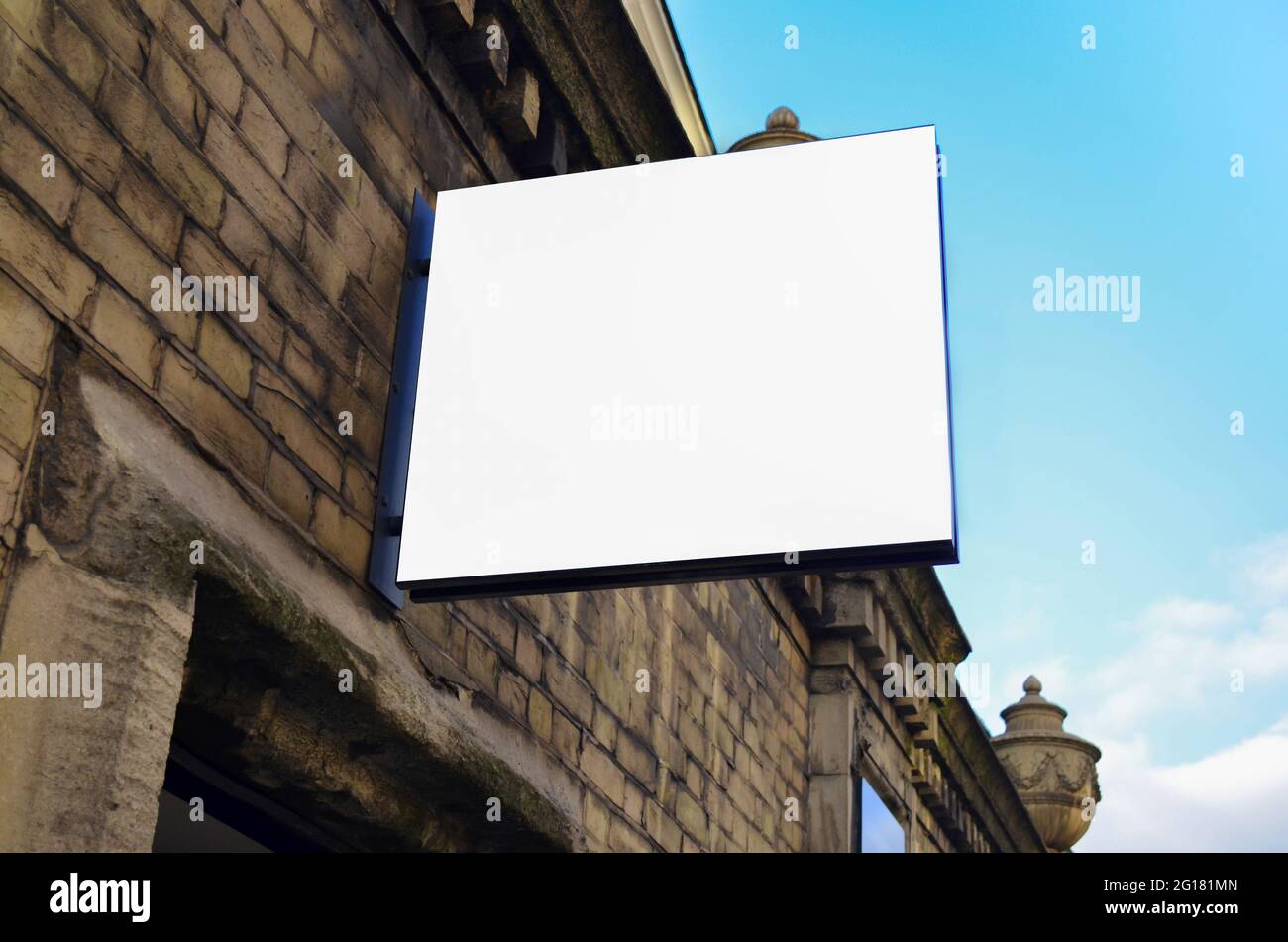 Modell von blanken Metallbeschilderungen, die an der Wand mit leerem Raum montiert sind Stockfoto