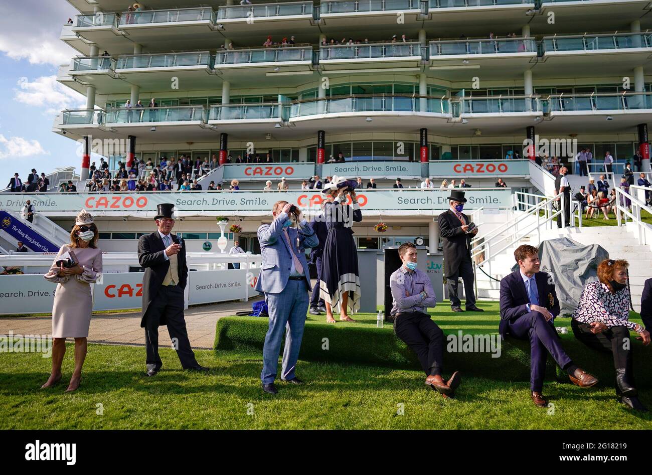 Eine allgemeine Ansicht als Connections beobachten Sie die Action des Cazoo Handicap am zweiten Tag des Cazoo Derby Festivals auf der Epsom Racecourse. Bilddatum: Samstag, 5. Juni 2021. Stockfoto