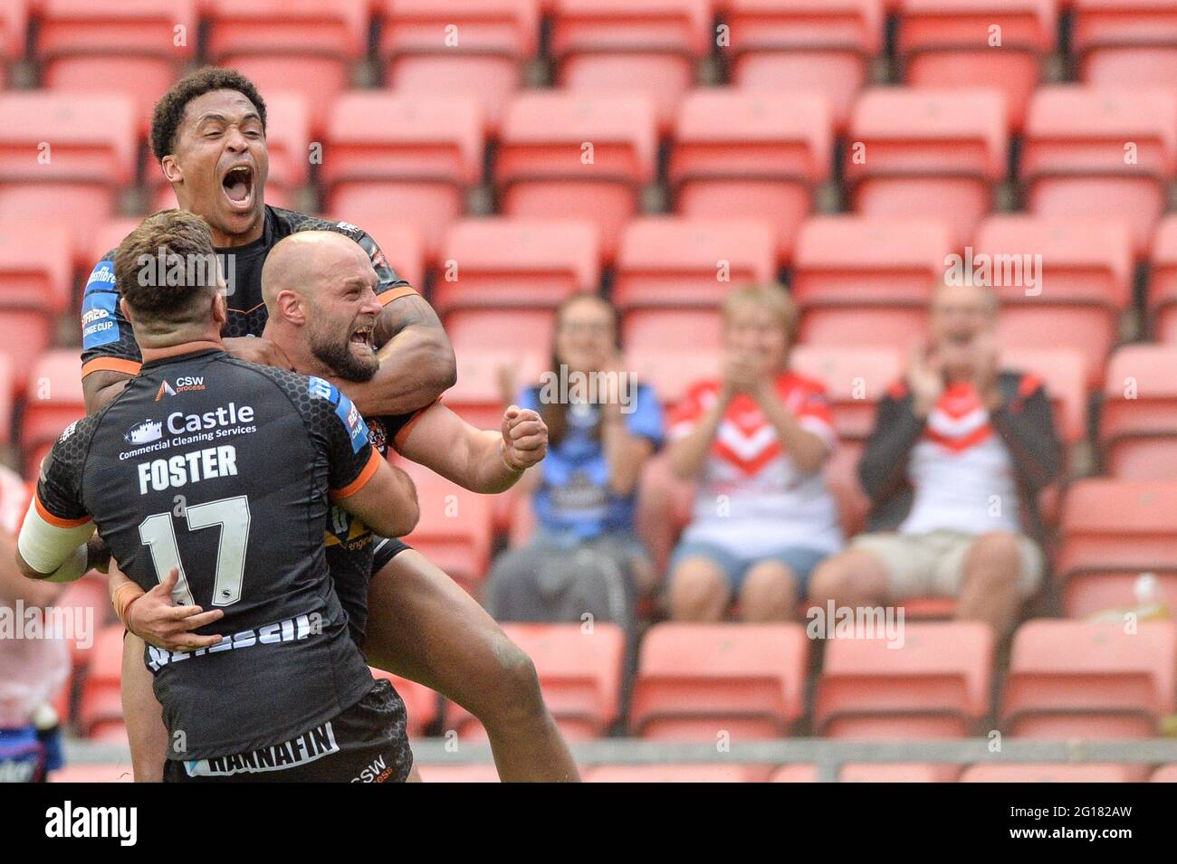 Leigh, England - 5. Juni 2021 - Paul McShane von Castleford Tigers feiert Versuch während des Halbfinals des Betfred Challenge Cup der Rugby League Castleford Tigers gegen Warrington Wolves im Leigh Sports Village, Leigh, Großbritannien Dean Williams/Alamy Live News Stockfoto