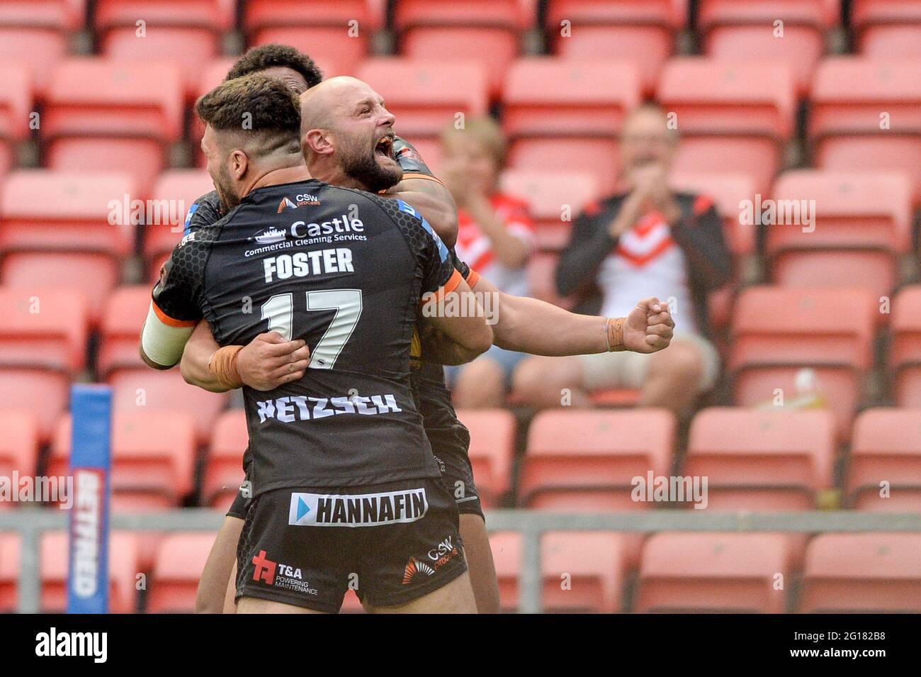 Leigh, England - 5. Juni 2021 - Paul McShane von Castleford Tigers feiert Versuch während des Halbfinals des Betfred Challenge Cup der Rugby League Castleford Tigers gegen Warrington Wolves im Leigh Sports Village, Leigh, Großbritannien Dean Williams/Alamy Live News Stockfoto