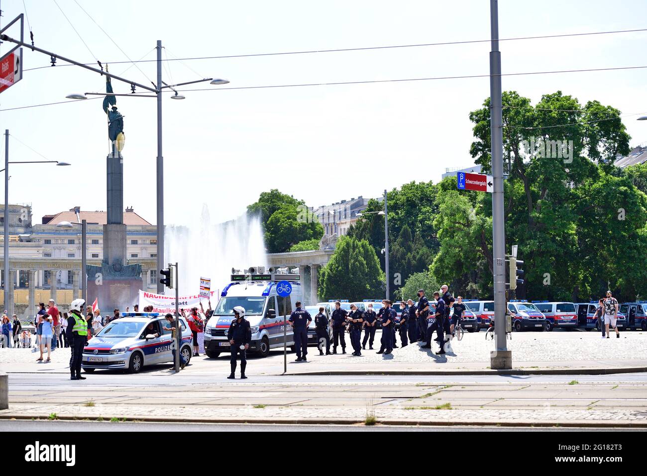 Wien, Österreich. Juni 2021. Autokolonne und Demonstration gegen obligatorische Impfung der Kinder in Wien am 5. Juni 2021. Stockfoto