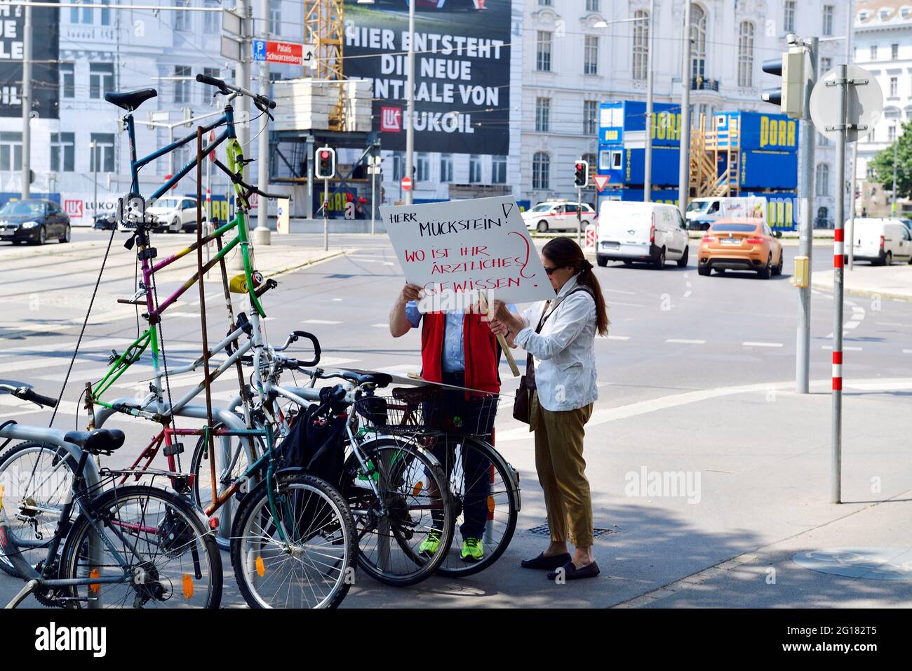 Wien, Österreich. Juni 2021. Autokolonne und Demonstration gegen obligatorische Impfung der Kinder in Wien am 5. Juni 2021. Tafel mit der Aufschrift 'Mr. Mückstein, wo ist dein Gewissen'. Stockfoto