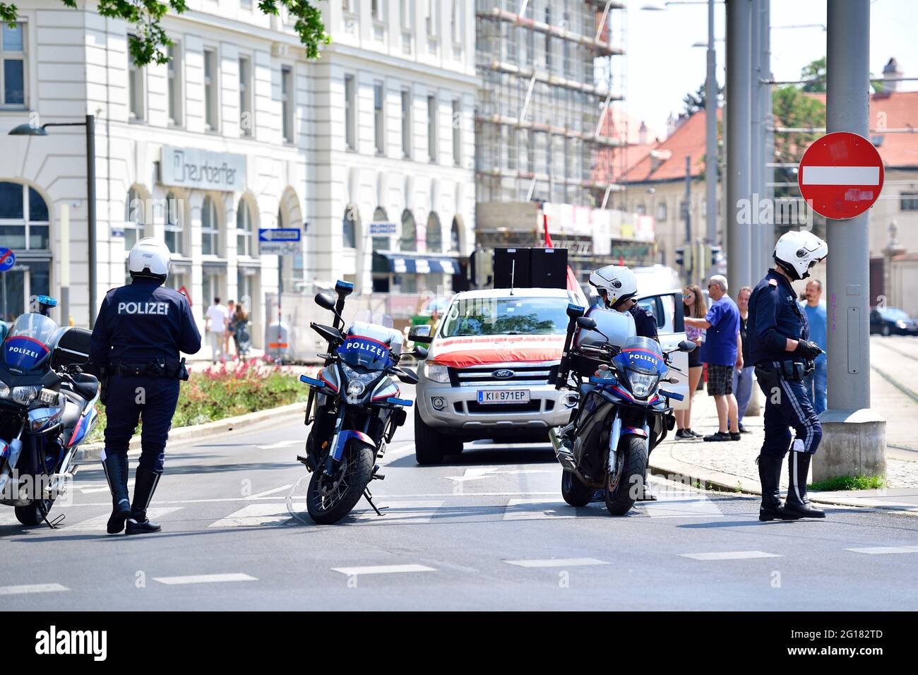 Wien, Österreich. Juni 2021. Autokolonne und Demonstration gegen obligatorische Impfung der Kinder in Wien am 5. Juni 2021. Stockfoto