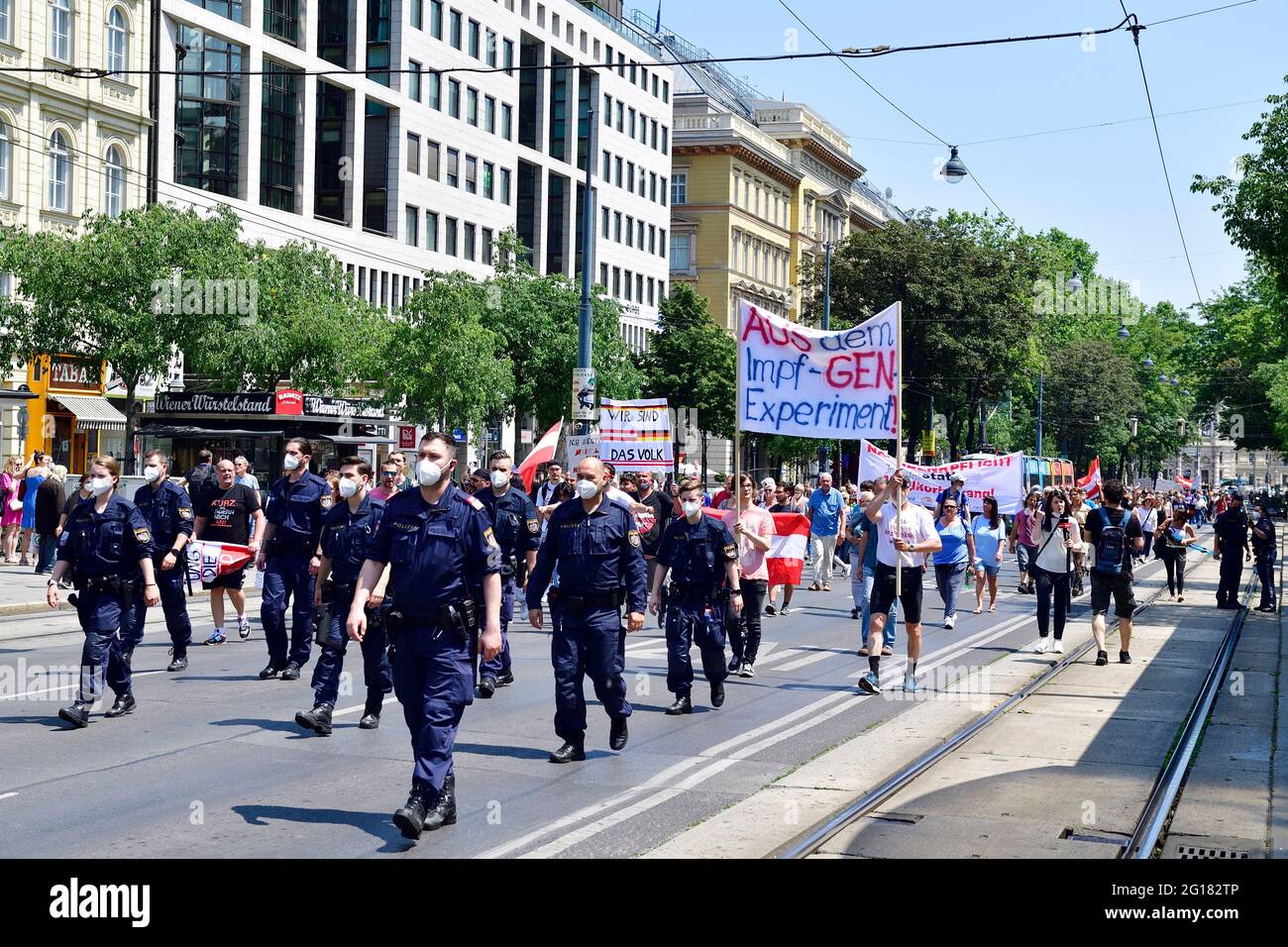 Wien, Österreich. Juni 2021. Autokolonne und Demonstration gegen obligatorische Impfung der Kinder in Wien am 5. Juni 2021. Raus mit dem Impfungs-GEN-Experiment. Stockfoto