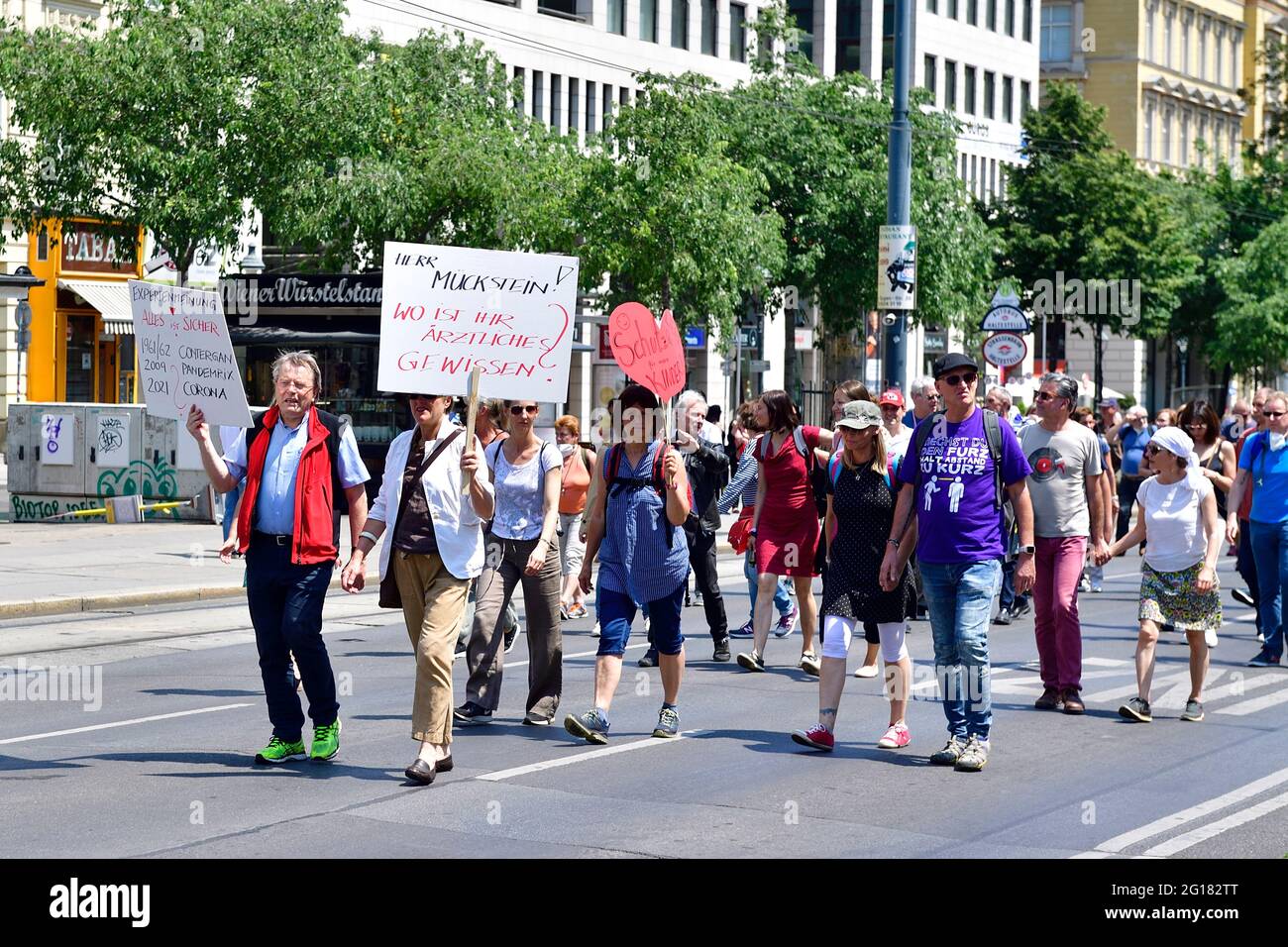 Wien, Österreich. Juni 2021. Autokolonne und Demonstration gegen obligatorische Impfung der Kinder in Wien am 5. Juni 2021. Tafel mit der Aufschrift 'Mr. Mückstein, wo ist dein Gewissen'. Stockfoto