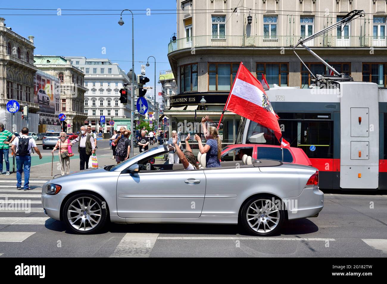 Wien, Österreich. Juni 2021. Autokolonne und Demonstration gegen obligatorische Impfung der Kinder in Wien am 5. Juni 2021. Stockfoto