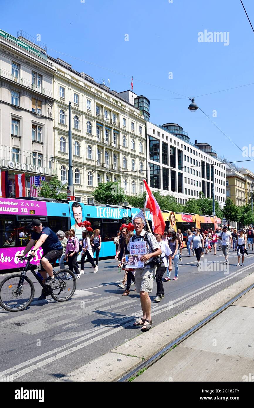 Wien, Österreich. Juni 2021. Autokolonne und Demonstration gegen obligatorische Impfung der Kinder in Wien am 5. Juni 2021. Stockfoto