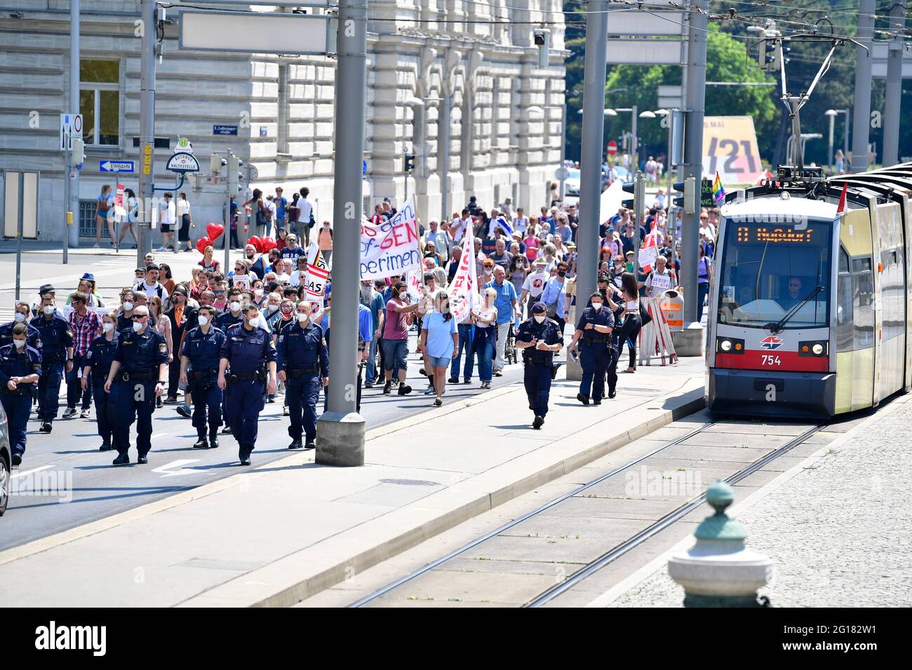 Wien, Österreich. Juni 2021. Autokolonne und Demonstration gegen obligatorische Impfung der Kinder in Wien am 5. Juni 2021. Stockfoto