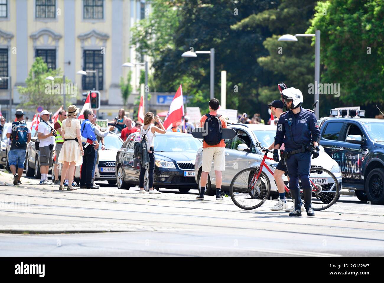 Wien, Österreich. Juni 2021. Autokolonne und Demonstration gegen obligatorische Impfung der Kinder in Wien am 5. Juni 2021. Stockfoto