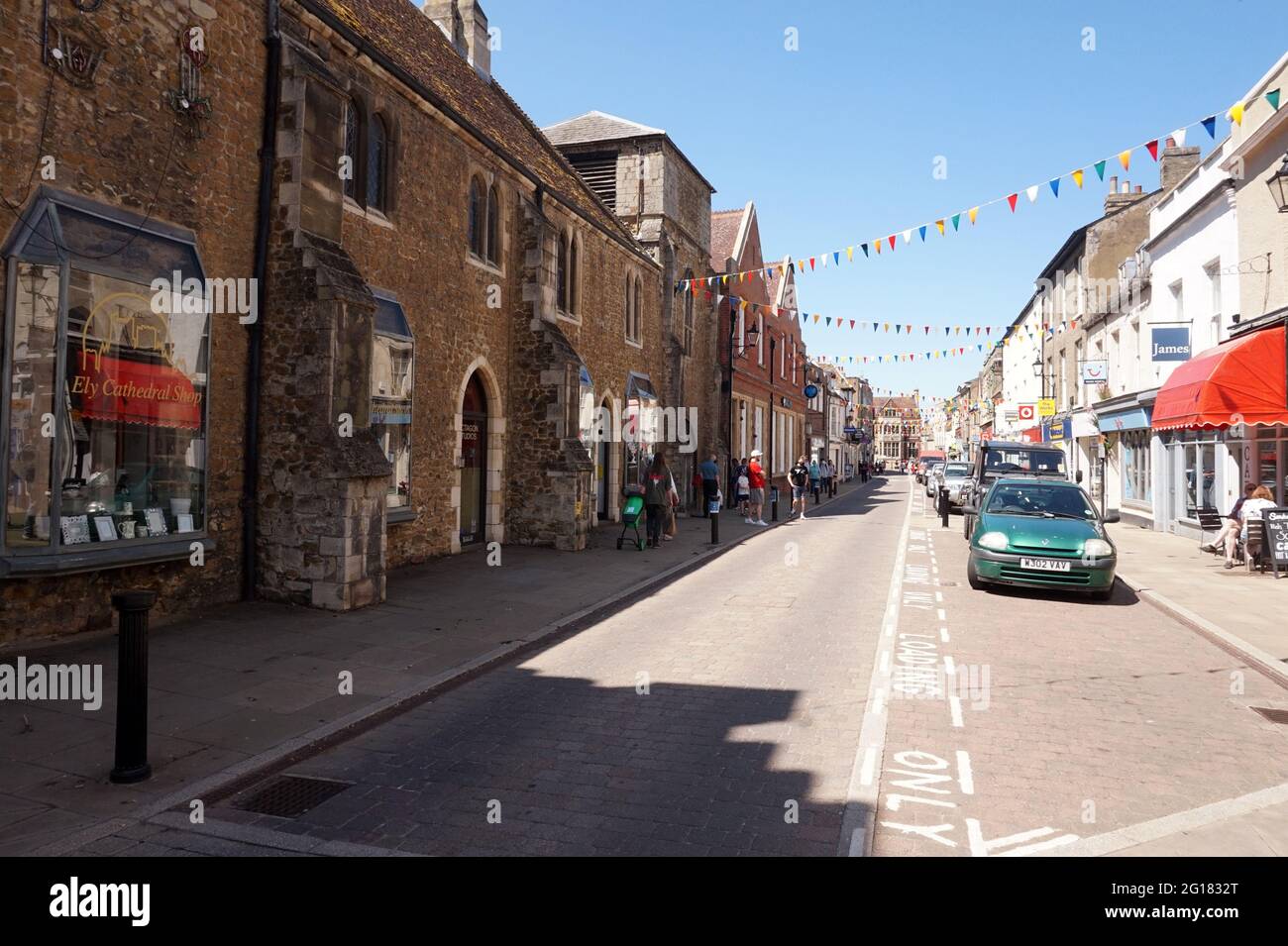 Geschäfte in normannischen Kathedralengebäuden auf Ely High Street, Ely, Cambridgeshire, England Stockfoto