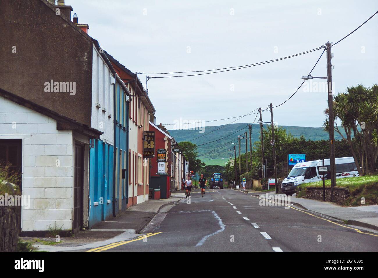 DINGLE STADT, KERRY, IRLAND - 4. JUNI 2012: Bunte alte Gebäude in der Straße von Dingle, einer Stadt in der Grafschaft Kerry, Irland. Die einzige Stadt auf Stockfoto