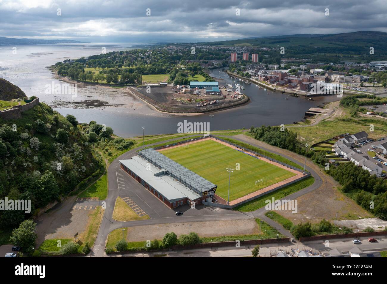 Luftaufnahme des C&G Systems Stadium, Heimstadion des Fußballclubs Dumbarton mit Dumbarton Rock und Blick auf das Stadion. Stockfoto