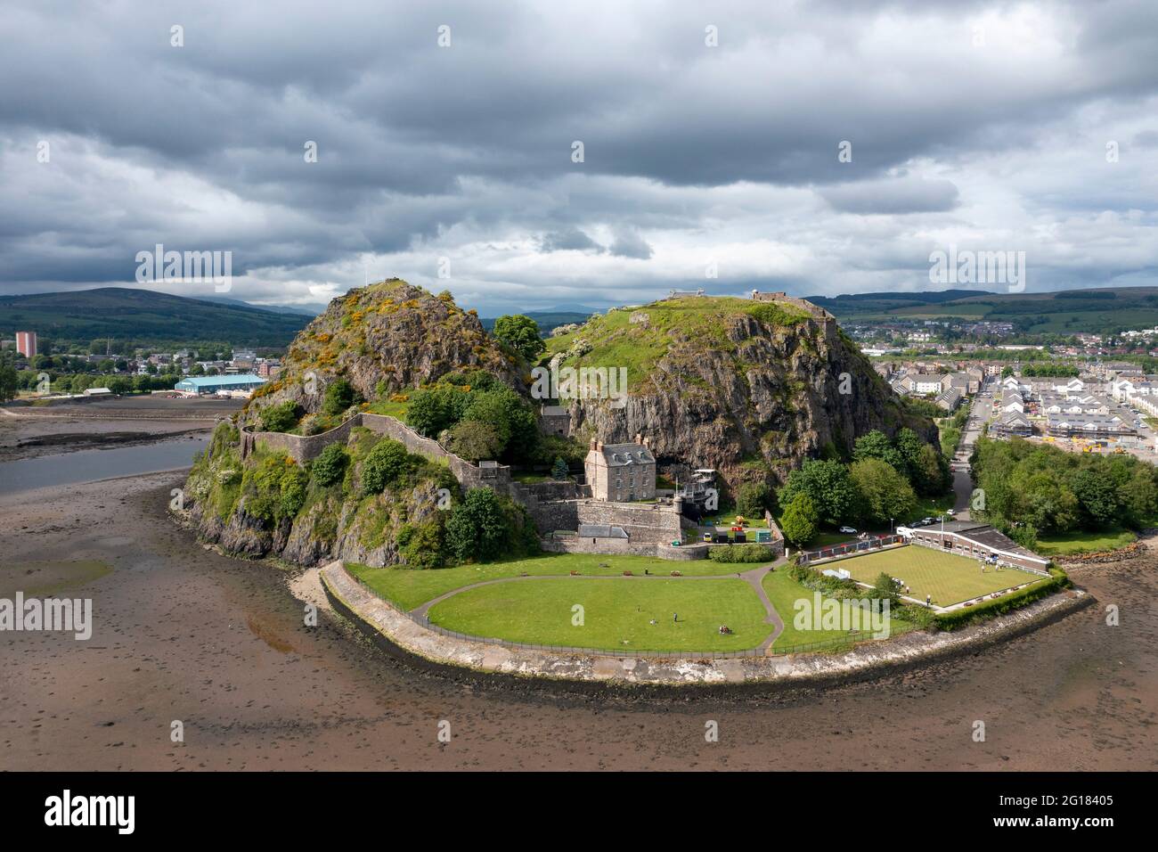 Luftaufnahme von Dumbarton Castle und Dumbarton Rock am Ufer des Flusses Clyde, West Dumbartonshire. Der Bowlingclub Dumbarton Rock befindet sich unten rechts. Stockfoto