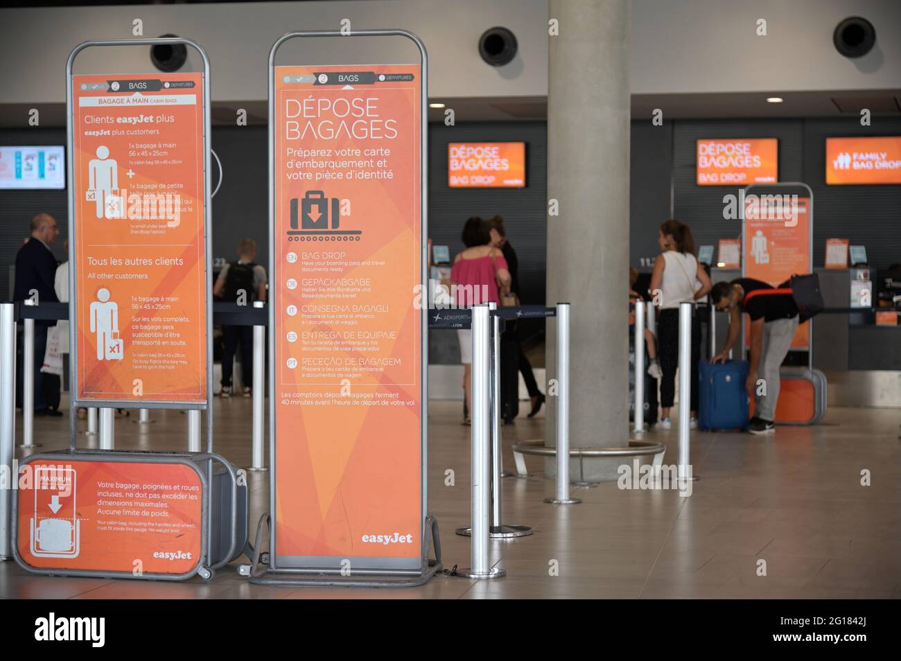 EasyJet Gepäckabgabeschalter am Flughafen Lyon Saint Exupéry, Colombier-Saugnieu FR Stockfoto