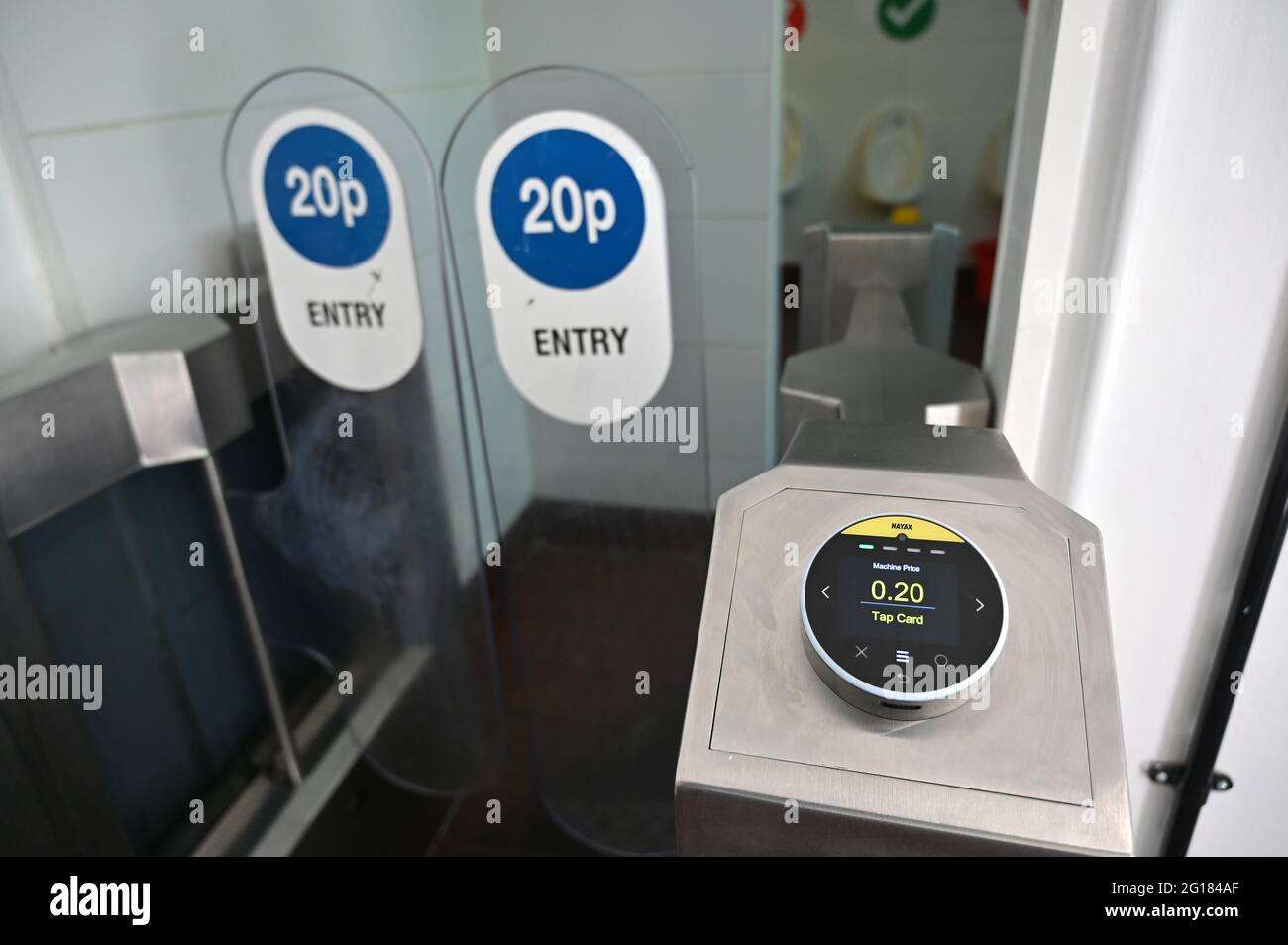 Kontaktloses Bezahlen an einer öffentlichen Toilette im Süden Londons. Juni 2021. Stockfoto