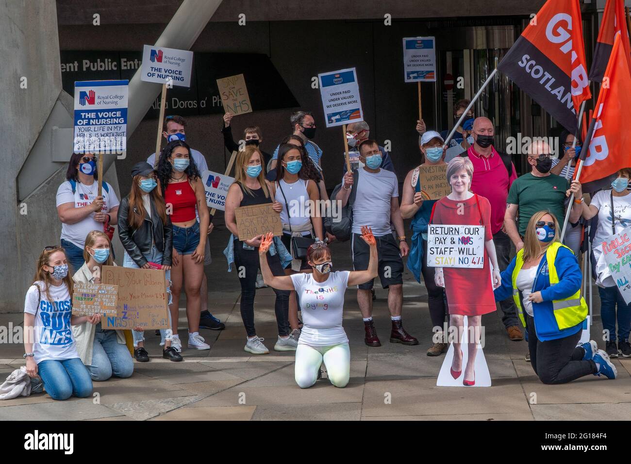 Holyrood, schottisches Parlament, Edinburgh, Schottland, Großbritannien, 5. Juni 2021: Schottische Arbeiter des NHS marschieren von der Nordbrücke im Stadtzentrum von Edinburgh zum schottischen Parlament Holyrood. Um gegen ihre Bezahlung zu protestieren, die sie von der schottischen Regierung erhalten. Viele Redner riefen Nicola Sturgeon dazu auf, ihnen das zu geben, was sie verdienen, insbesondere nach dem Jahr, in dem die NHS-Arbeiter an vorderster Front gegen die Covid-19-Pandemie gekämpft haben. (Kredit: Stable Air Media/Alamy Live News) Stockfoto