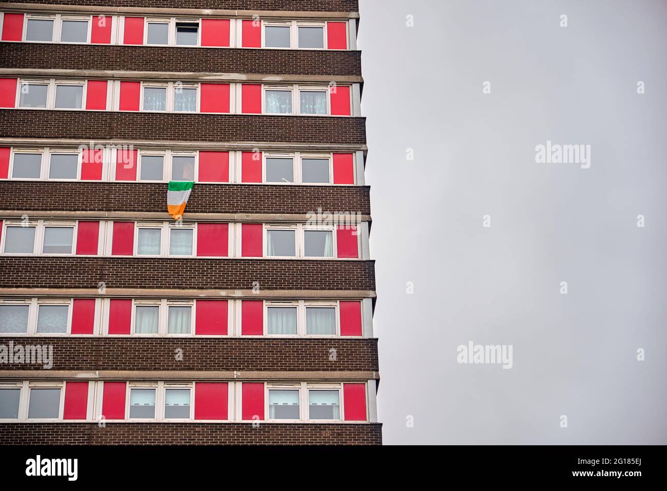Irische Republikaner Flagge außerhalb des historischen Divis Tower, Belfast, Nordirland, Vereinigtes Königreich, 2018 Stockfoto