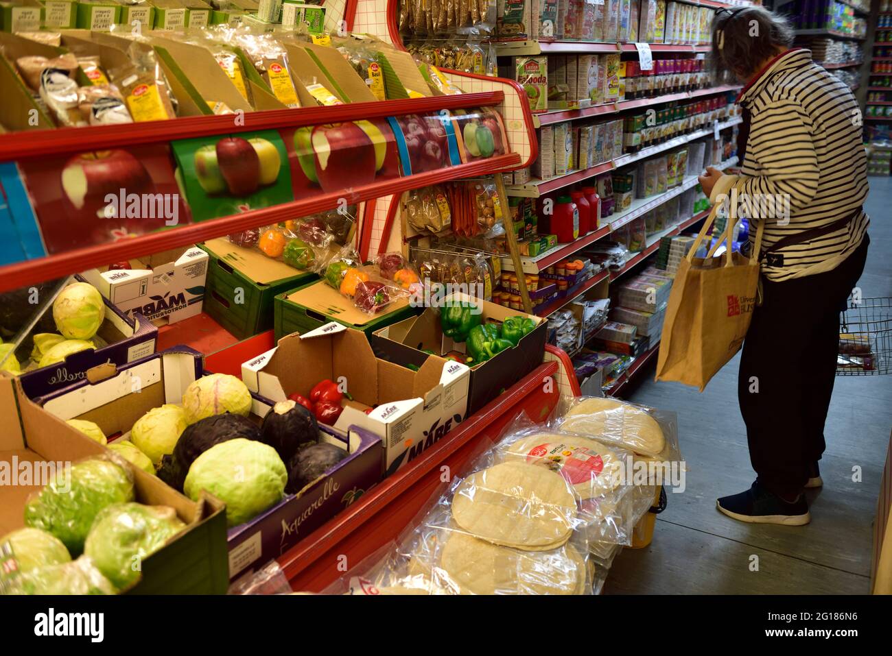 Einkaufen in kleinen lokalen Lebensmittelgeschäft mit frischem Gemüse und anderen Lebensmitteln, Großbritannien Stockfoto