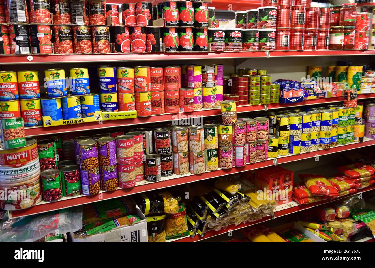 Regale voller Dosen von Lebensmitteln in kleinen lokalen gut sortierten Ecke Lebensmittelgeschäft, Großbritannien Stockfoto
