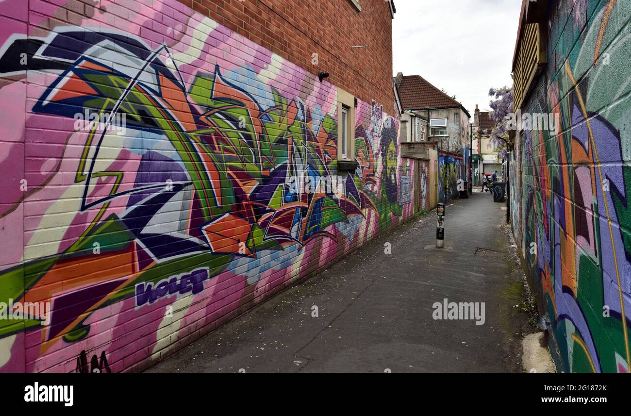 Gasse in Easton, Bristol, Großbritannien, mit Wänden, Graffiti-Kunst Stockfoto
