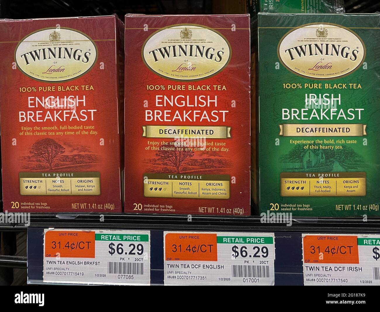 Boxen mit Twining Tea Taschen, Zum Verkauf im Lebensmittelgeschäft, USA Stockfoto