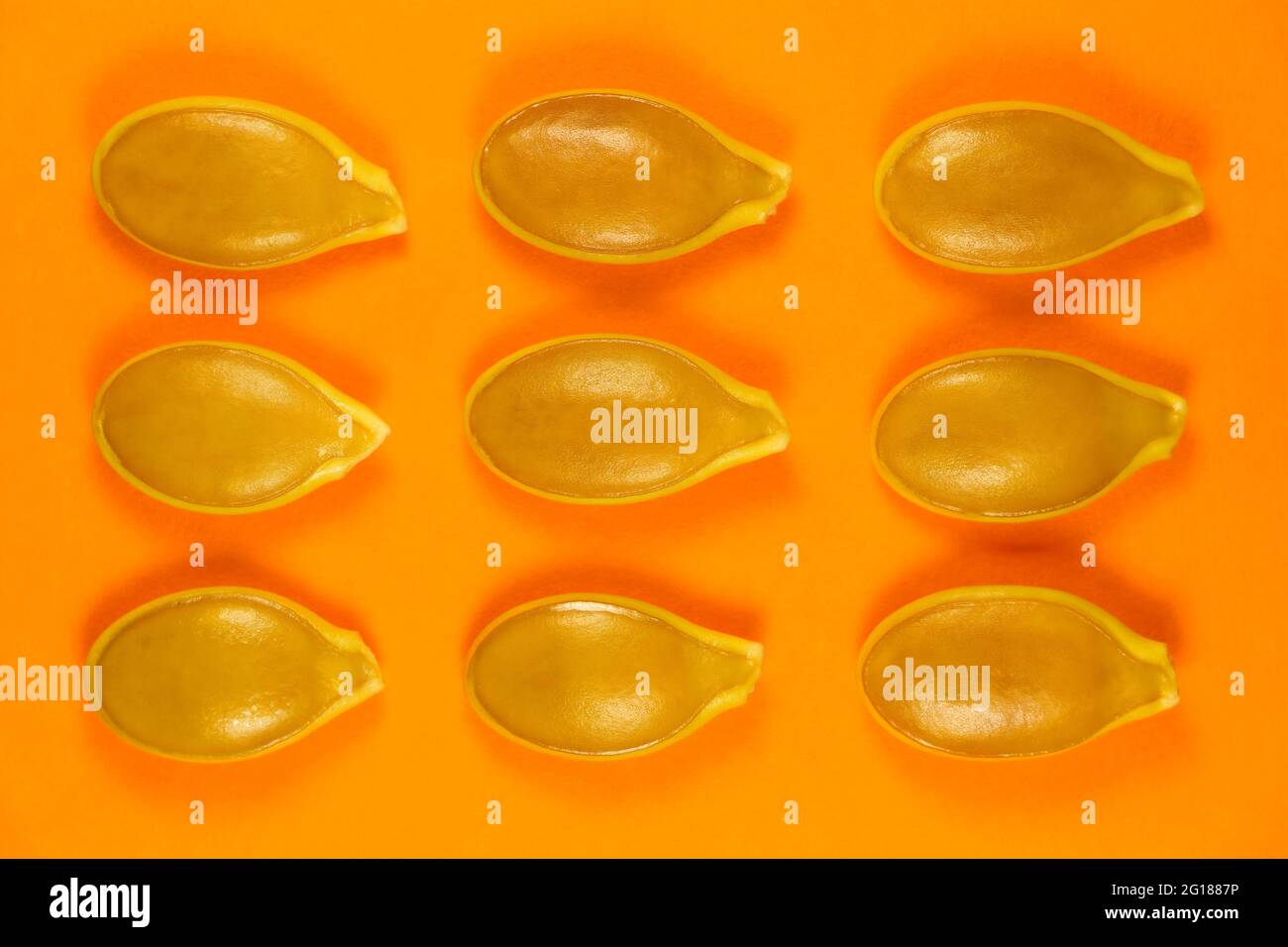 Muster-Layout Für Kürbiskerne Auf Leuchtendem Orange Stockfoto