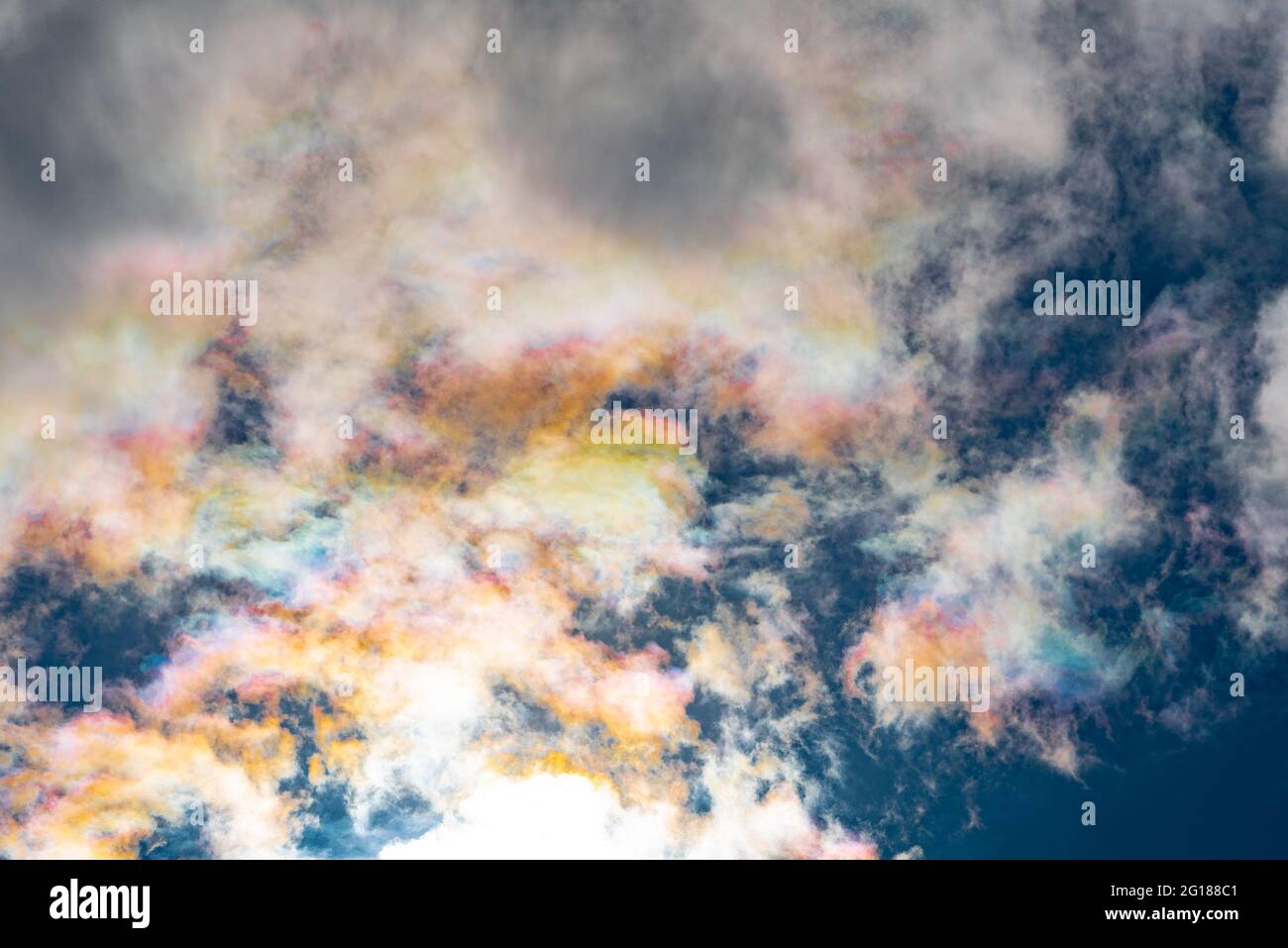 Arnside, Cumbria, Großbritannien. Juni 2021. Wolken schillern über Arnside, Cumbria, Großbritannien. Es ist ein buntes optisches Phänomen, das in Wolken in der allgemeinen Nähe der Sonne auftritt. Schillernde Wolken sind ein Beugungsphänomen, das durch kleine Wassertröpfchen oder kleine Eiskristalle verursacht wird, die einzeln Licht streuen. Quelle: John Eveson/Alamy Live News Stockfoto