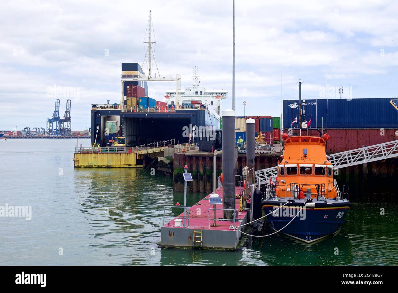 RO-RO (Roll On - Roll Off) Frachtschiff ML Freyja dockte am Harwich Dock an und wurde mit Fracht und dem RNLI Ponton und Rettungsboot 17 entladen und beladen Stockfoto
