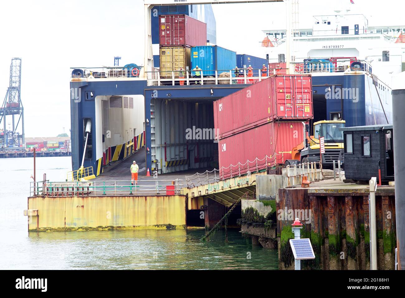 RO-RO (Roll On - Roll Off) Frachtschiff ML Freyja dockte am Harwich Dock an und wurde mit Fracht und dem RNLI Ponton und Rettungsboot 17 entladen und beladen Stockfoto