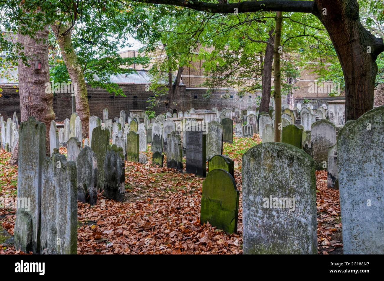 Die ehemalige Gräberfeld von Bunhill Fields in Islington, nördlich von London, ist Grad I auf dem Register der Historischen Parks und Gärten. Stockfoto