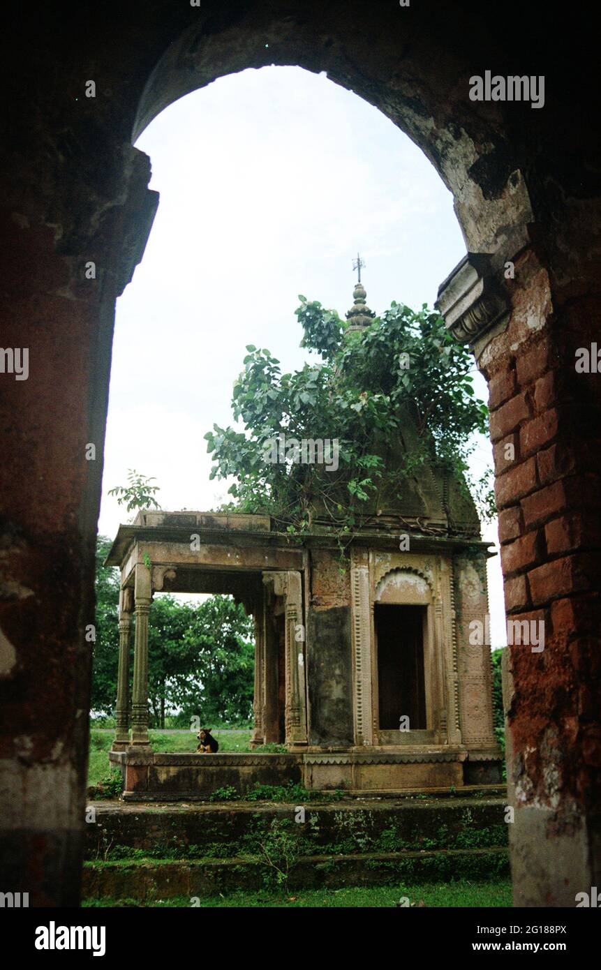 Ein alter Hindu-Tempel, der vom Hausherrn Jagedesh Banarjee aus Narayanganj im 18. Jahrhundert erbaut wurde. Narayanganj, Bangladesch. 9. Juni 2008. Stockfoto