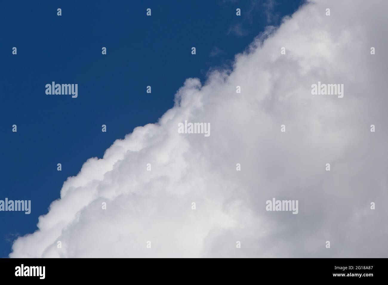 Nahaufnahme der Details der Regenwolke am blauen Himmel Stockfoto