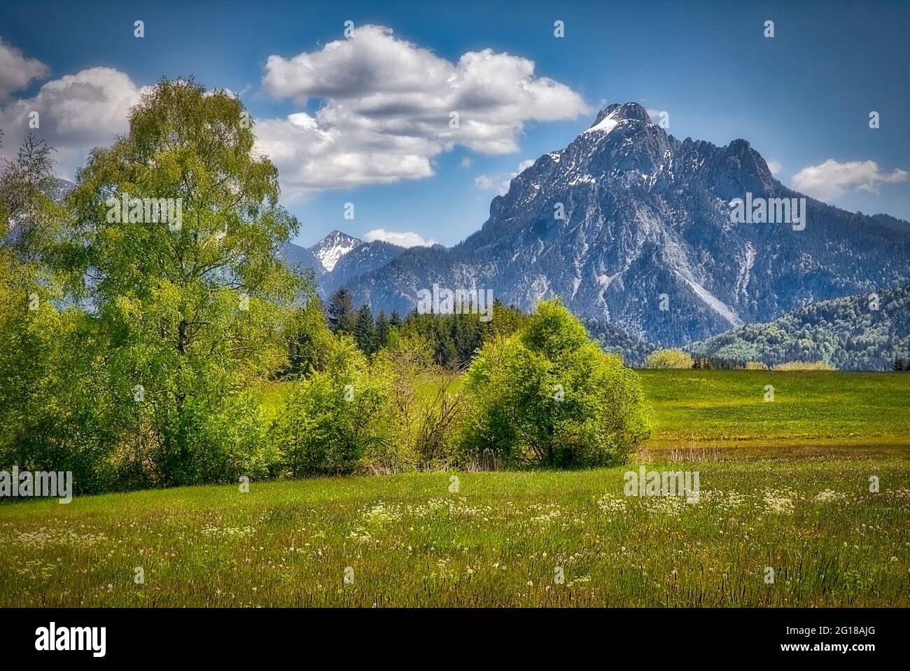 DE - BAYERN/SCHWABEN/OSTALLGÄU: Idyllische Landschaft bei Füssen mit Säuling (HDR-Bild) Stockfoto