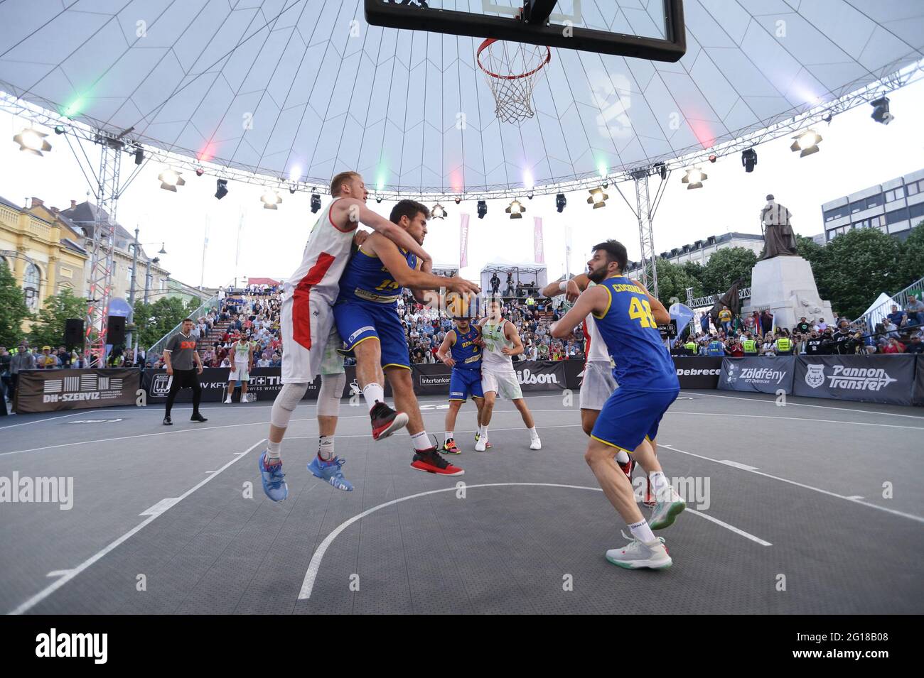 DEBRECEN, UNGARN - 5. JUNI: Iván Keller aus Ungarn und Sebastian Costeiu aus Rumänien während des FIBA 3x3 Universalität Olympic Qualifying Tournament 2021 Spiel zwischen Ungarn und Rumänien auf dem Kossuth-Platz am 5. Juni 2021 in Debrecen, Ungarn (Foto: Istvan Derencsenyi/Orange Picics) Stockfoto