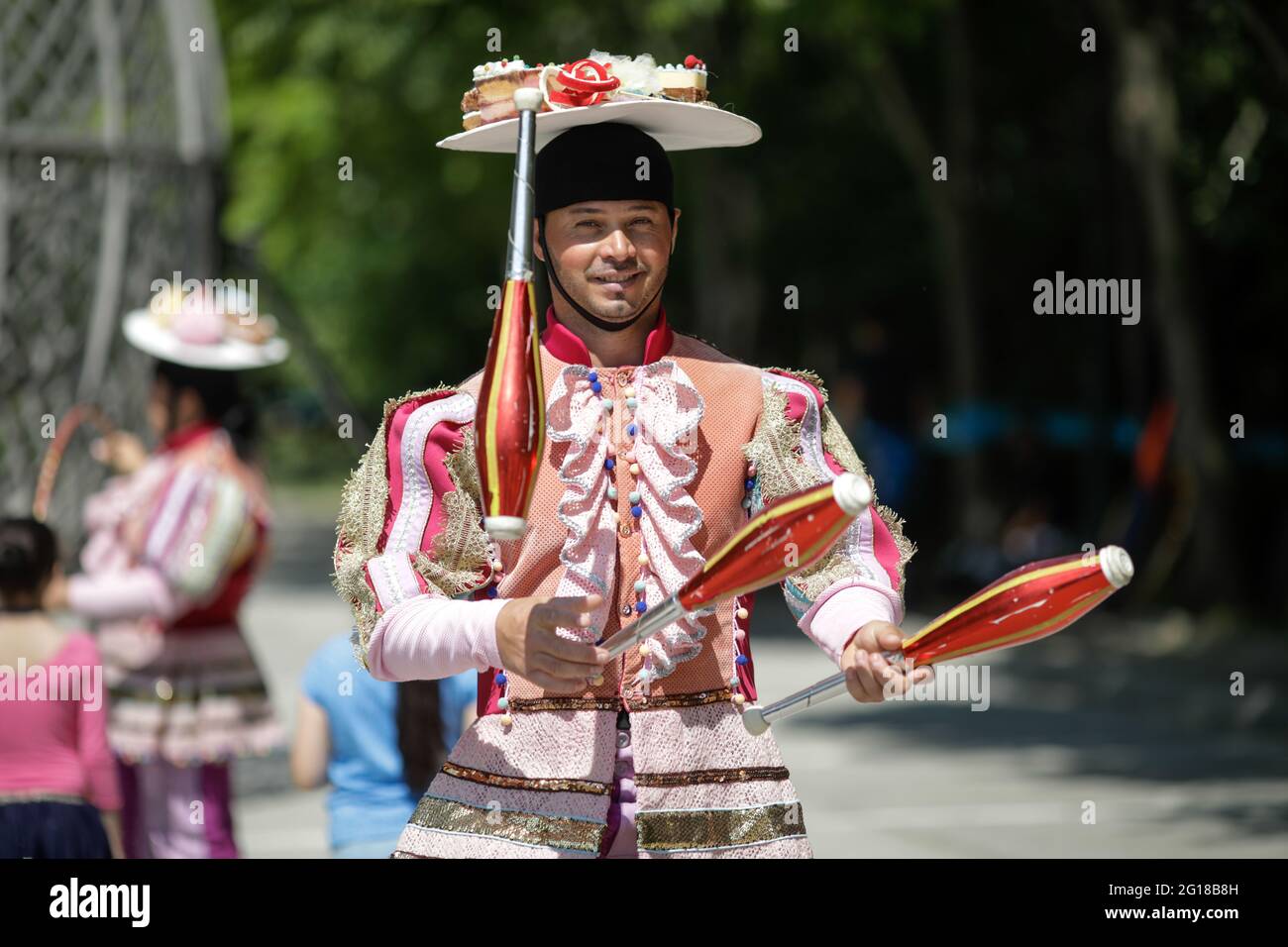 Bukarest, Rumänien - 5. Juni 2021: Rumänischer Zirkusjongleur an einem sonnigen Sommertag. Stockfoto