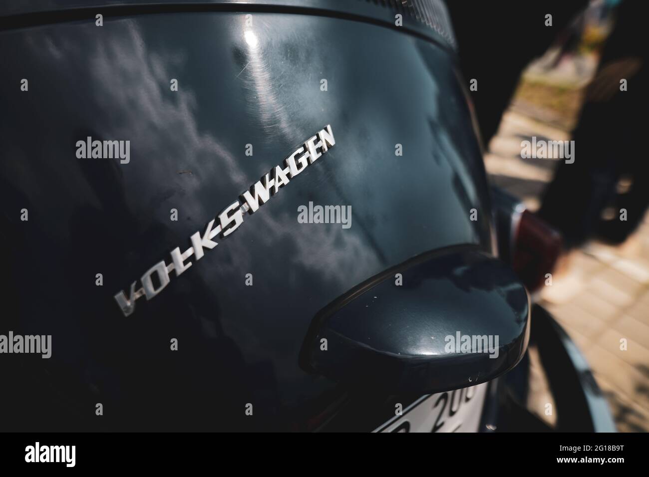 Bukarest, Rumänien - 5. Juni 2021: Geringe Schärfentiefe (selektiver Fokus) Details eines Volkswagen Klassikers Beetle Wolfsburg Edition. Stockfoto