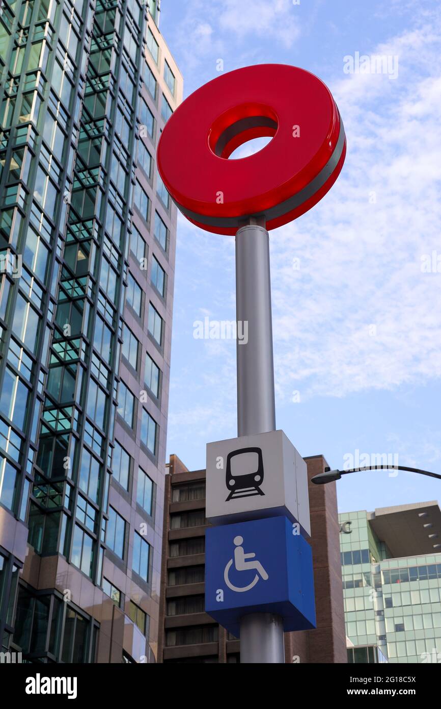 Ottawa, Ontario, Kanada - 4. Juni 2021: Das OC Transpo 'O'-Logo, das in der Marke O-Train verwendet wird, auf einem Posten am LRT-Bahnhof des Parlaments in der Innenstadt von Ottawa Stockfoto