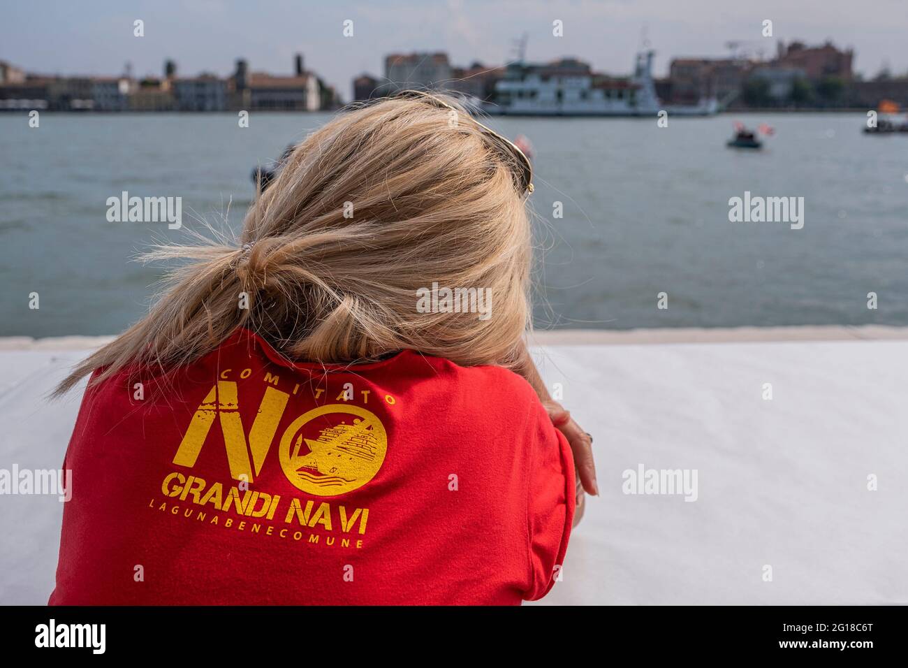 VENEDIG, ITALIEN - 05. JUNI: Protestierenden werden während der Passage des Cruise Ship MSC Orchestra am 05. Juni 2021 in Venedig, Italien, aktiv. Stockfoto