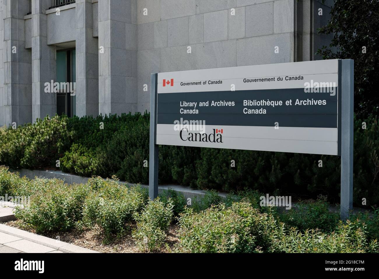 Ottawa, Ontario, Kanada - 4. Juni 2021: Eine Regierung Kanadas unterzeichnet für Library and Archives Canada in der Innenstadt von Ottawa. Stockfoto